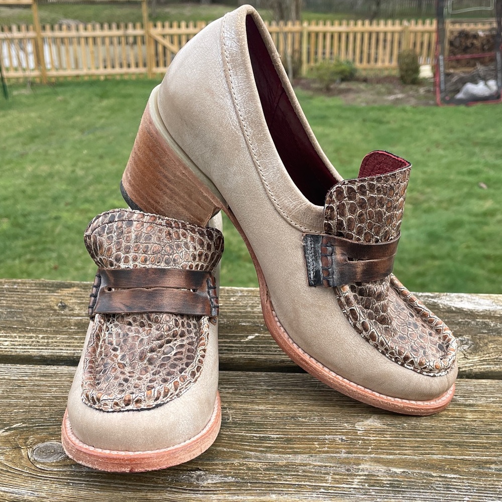 Freebird by Steven Sz 8 Chevelle Women’s Taupe Loafers with Brown Croc Accent